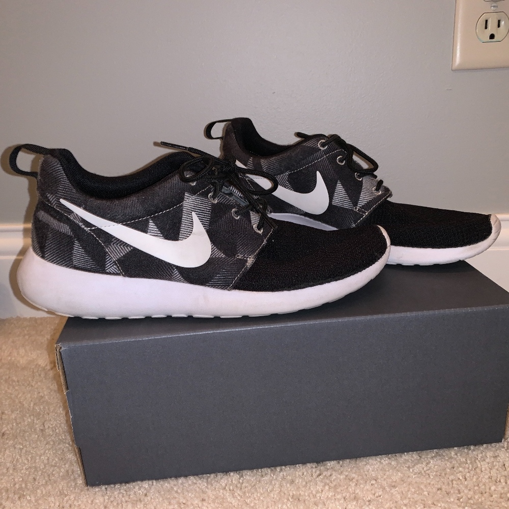 Nike Patterned Roshes